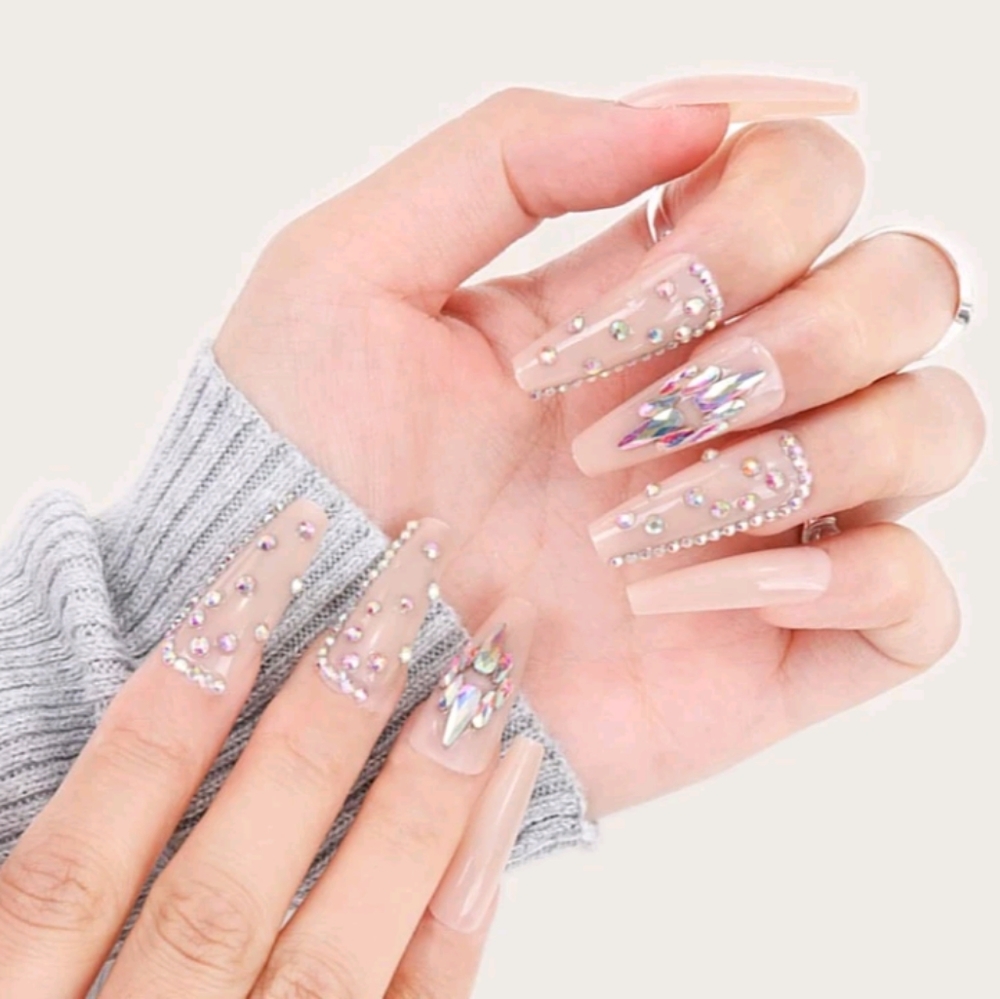 Beautiful 24 piece nail set.